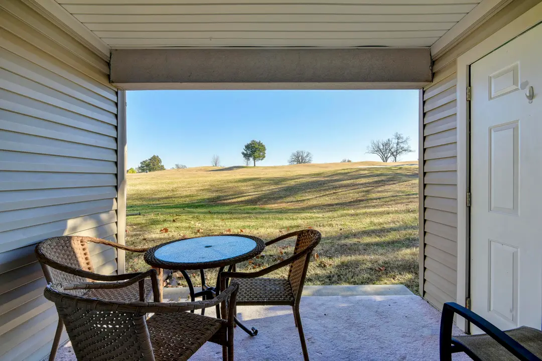 192 W Rockford Drive — photo 2