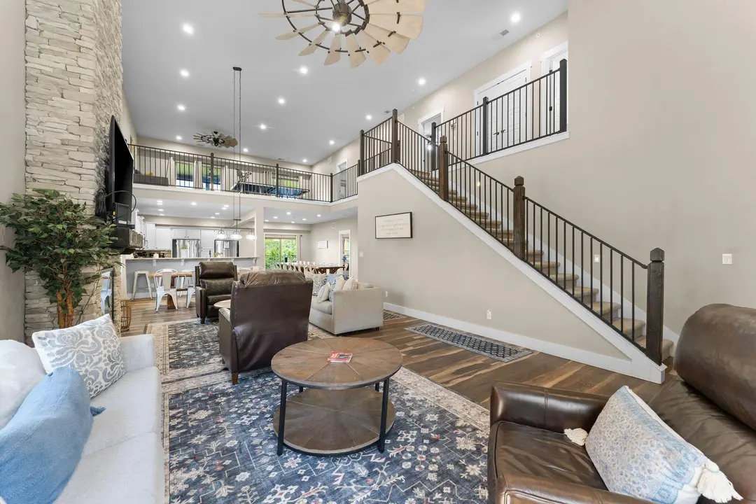 440 Lake Front Drive — photo 3