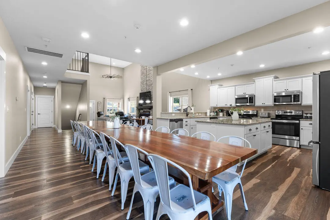 440 Lake Front Drive — photo 4