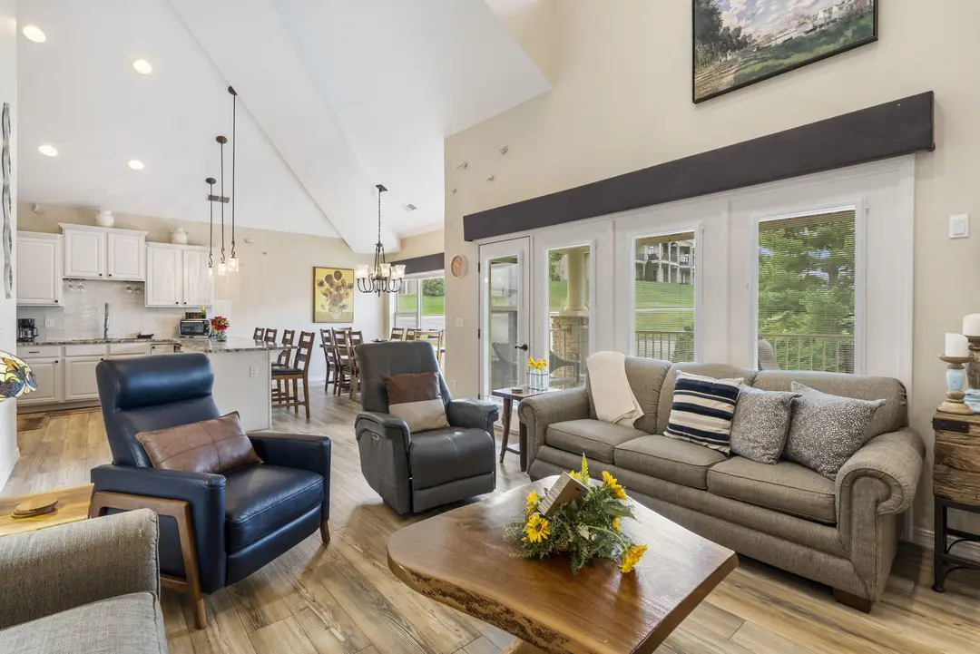 720 Emerald Pointe Drive — photo 2