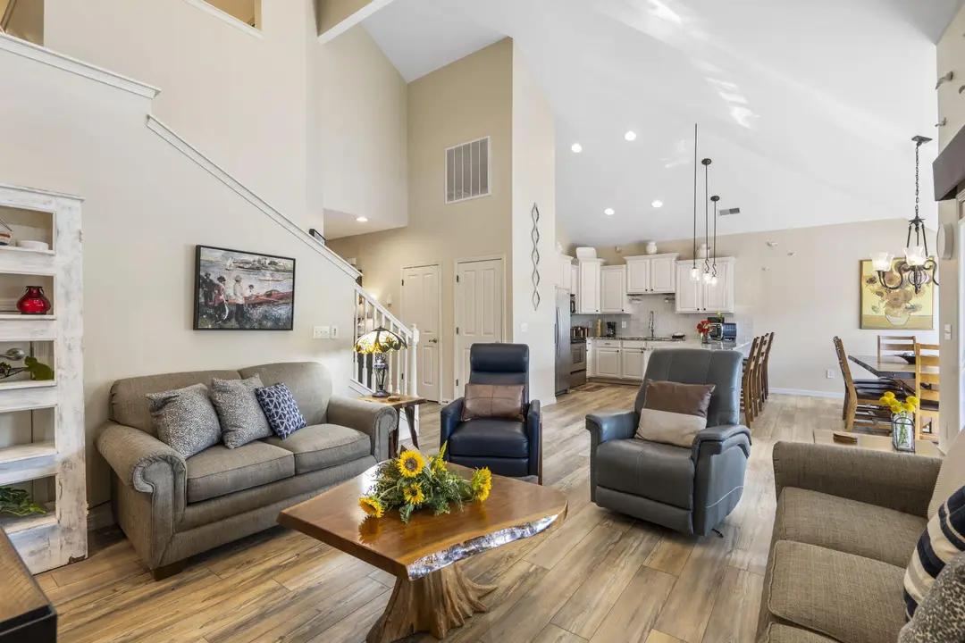 720 Emerald Pointe Drive — photo 3