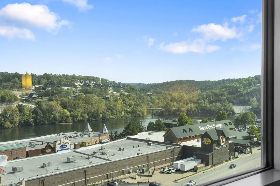 200 S Sycamore Street — photo 10