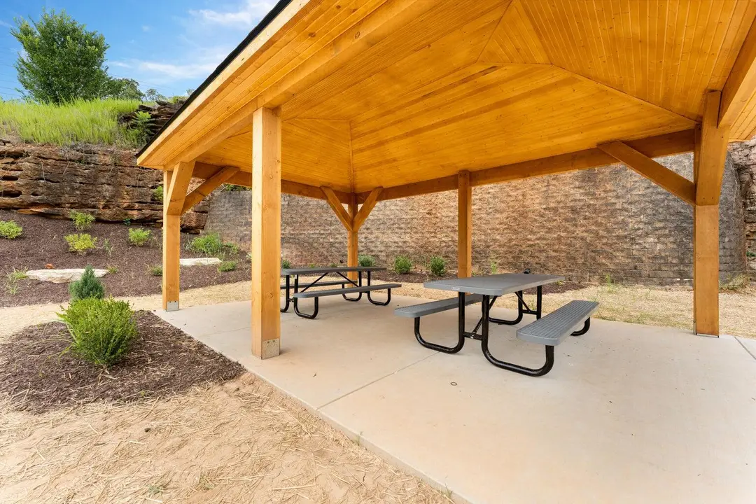 2915 Vineyards Parkway — photo 34