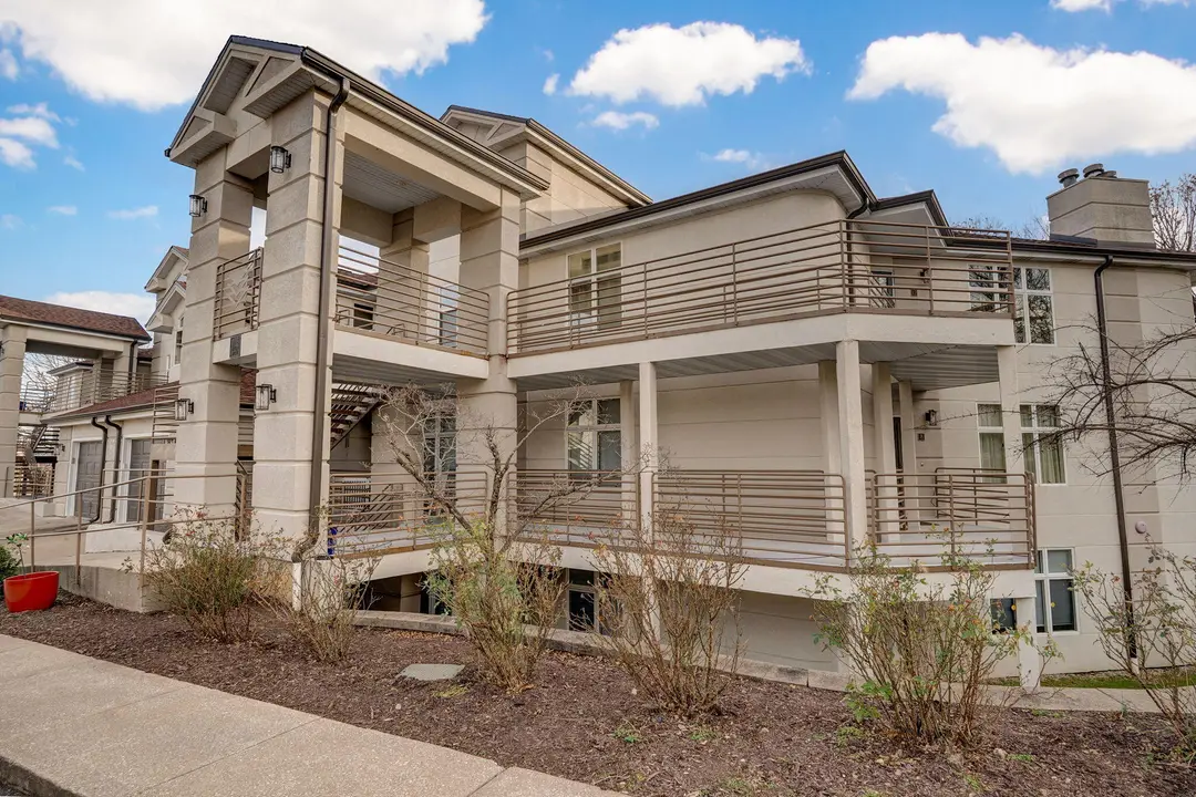 120 Oxford Court — photo 2