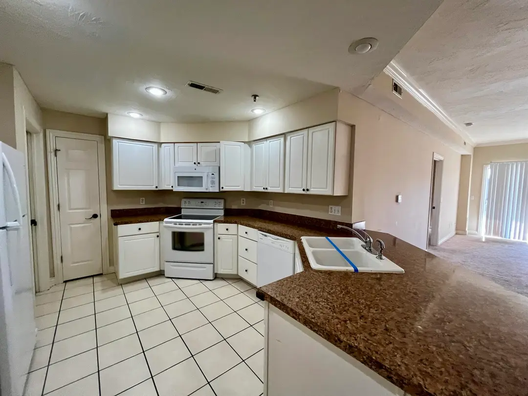 120 Oxford Court — photo 3