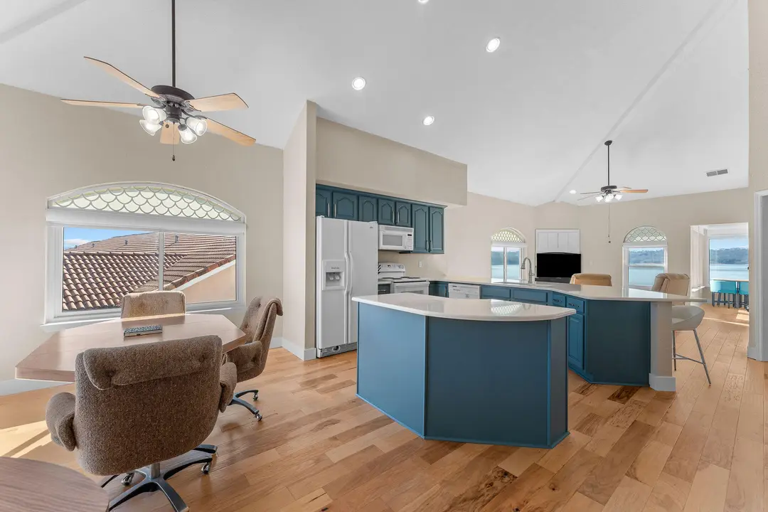 680 Emerald Pointe Drive — photo 4