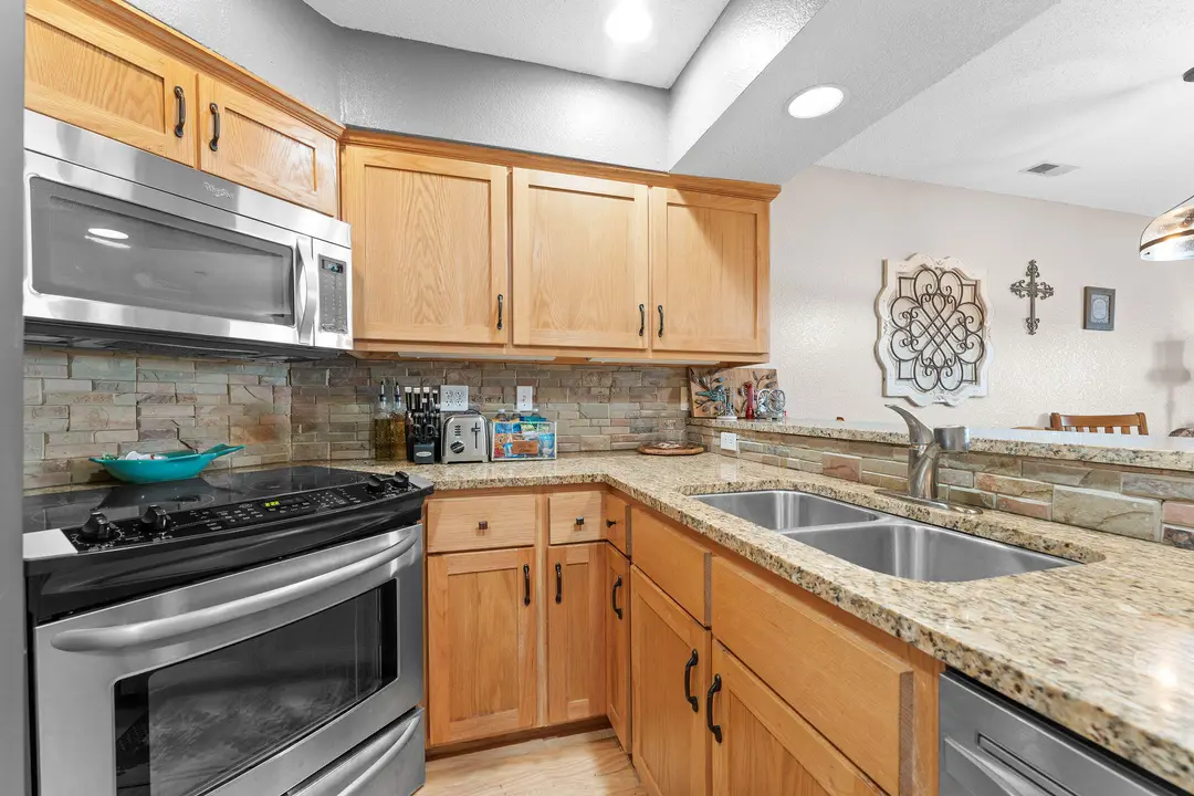 700 Emerald Pointe Drive — photo 4