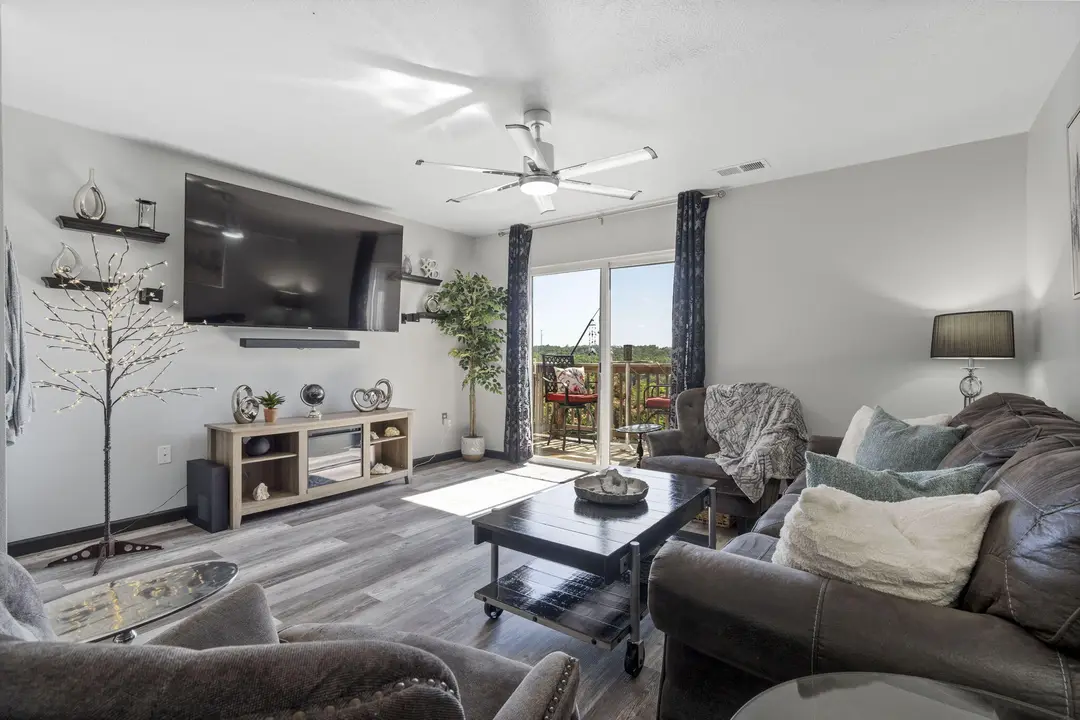 2915 Vineyards Parkway — photo 9