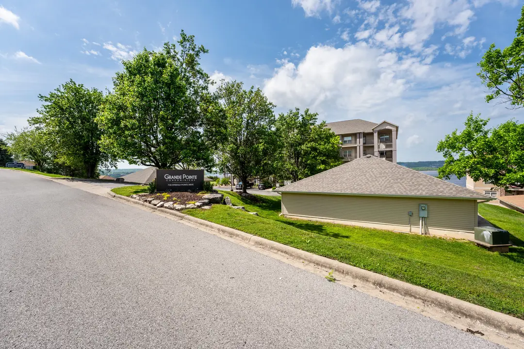 730 Emerald Pointe Drive — photo 2