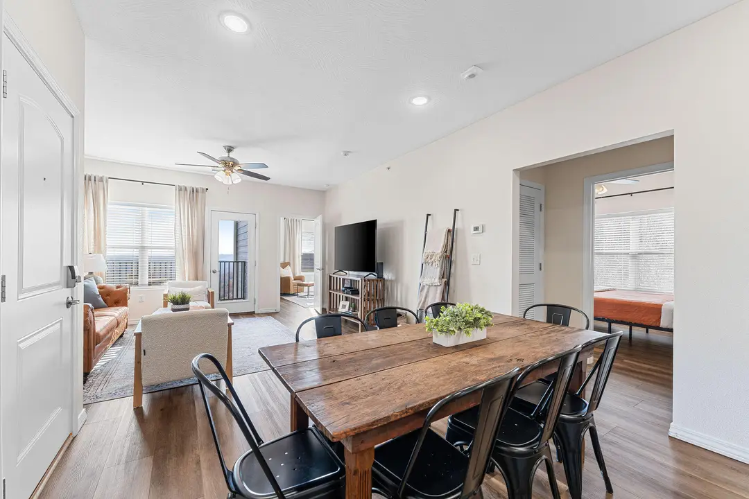 3111 S Vineyards Terrace — photo 2