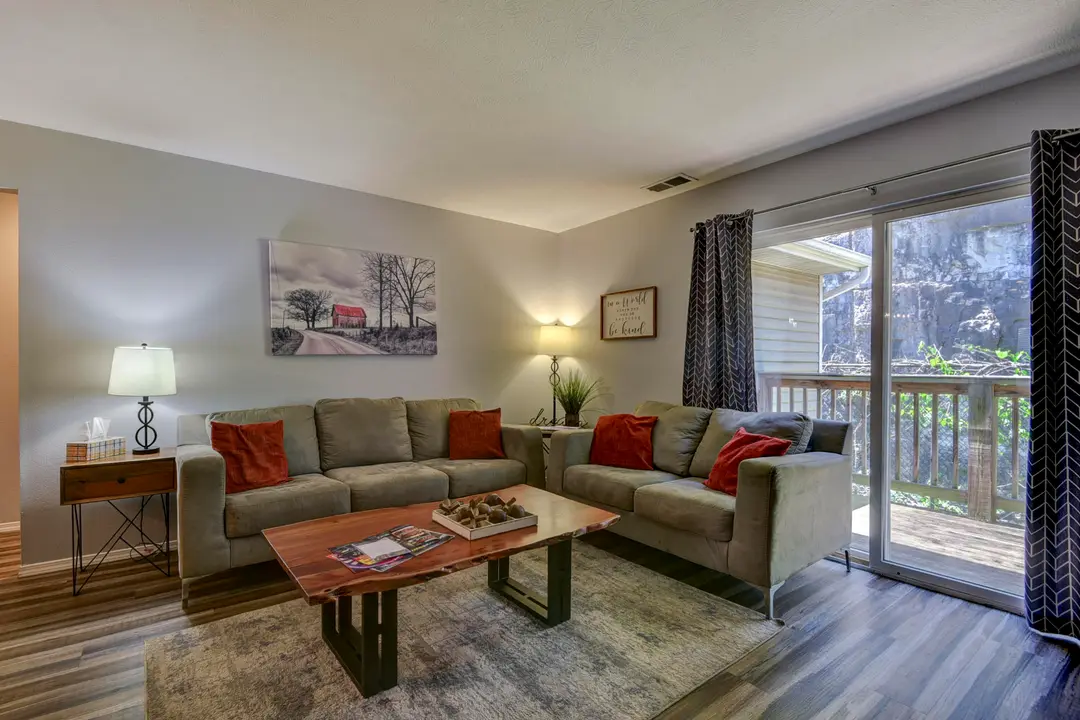 2912 Vineyards Parkway — photo 3