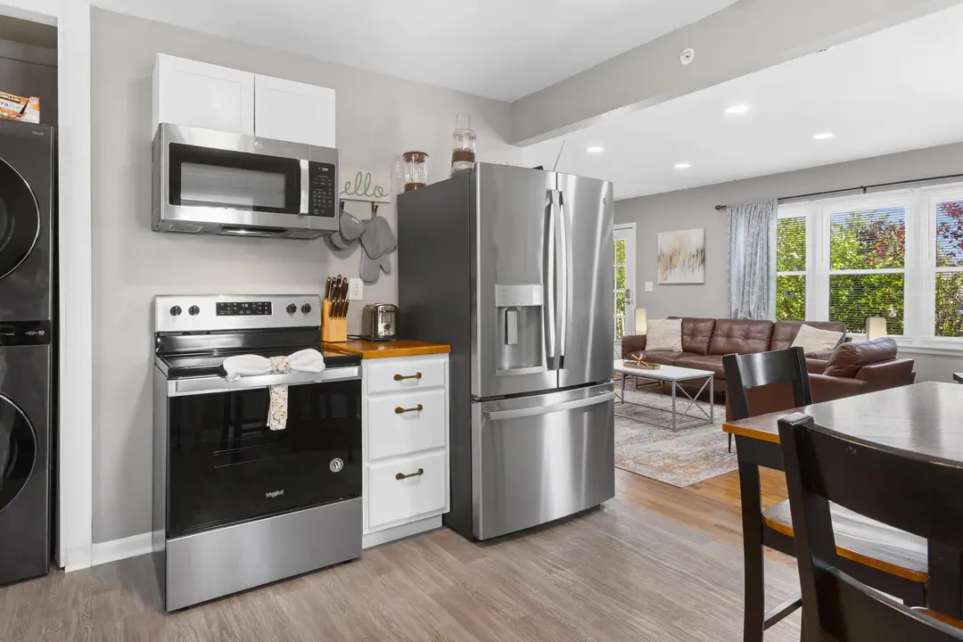 517 W College Street — photo 17