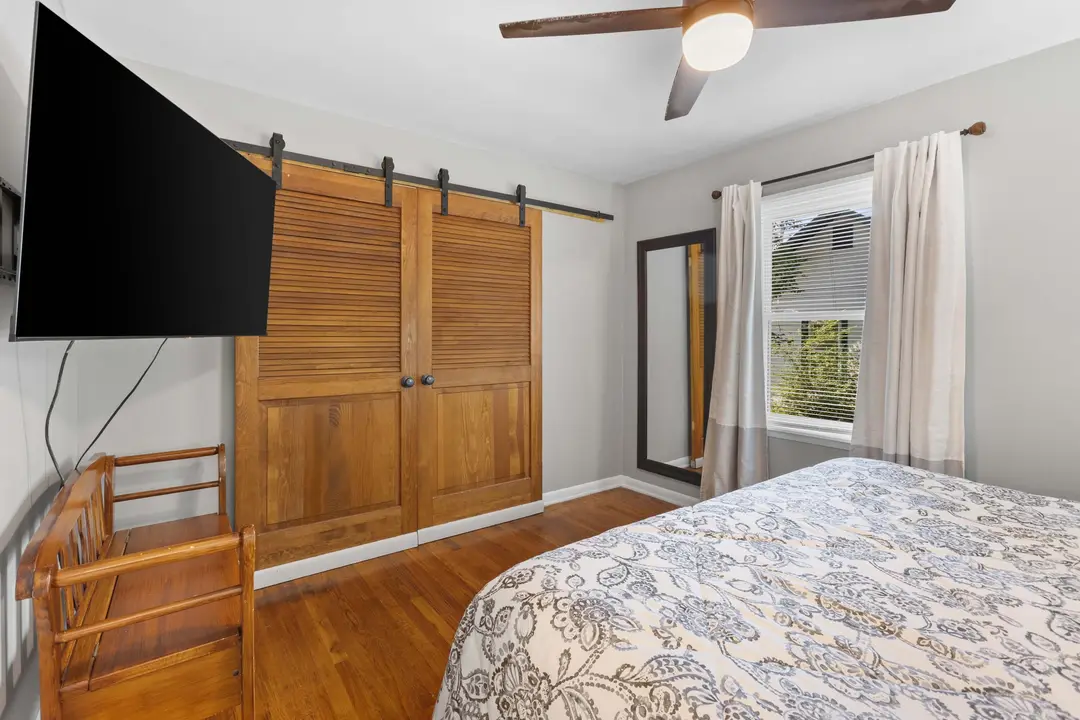 517 W College Street — photo 20