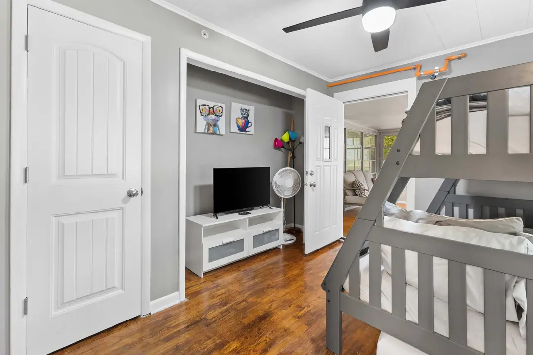 517 W College Street — photo 22