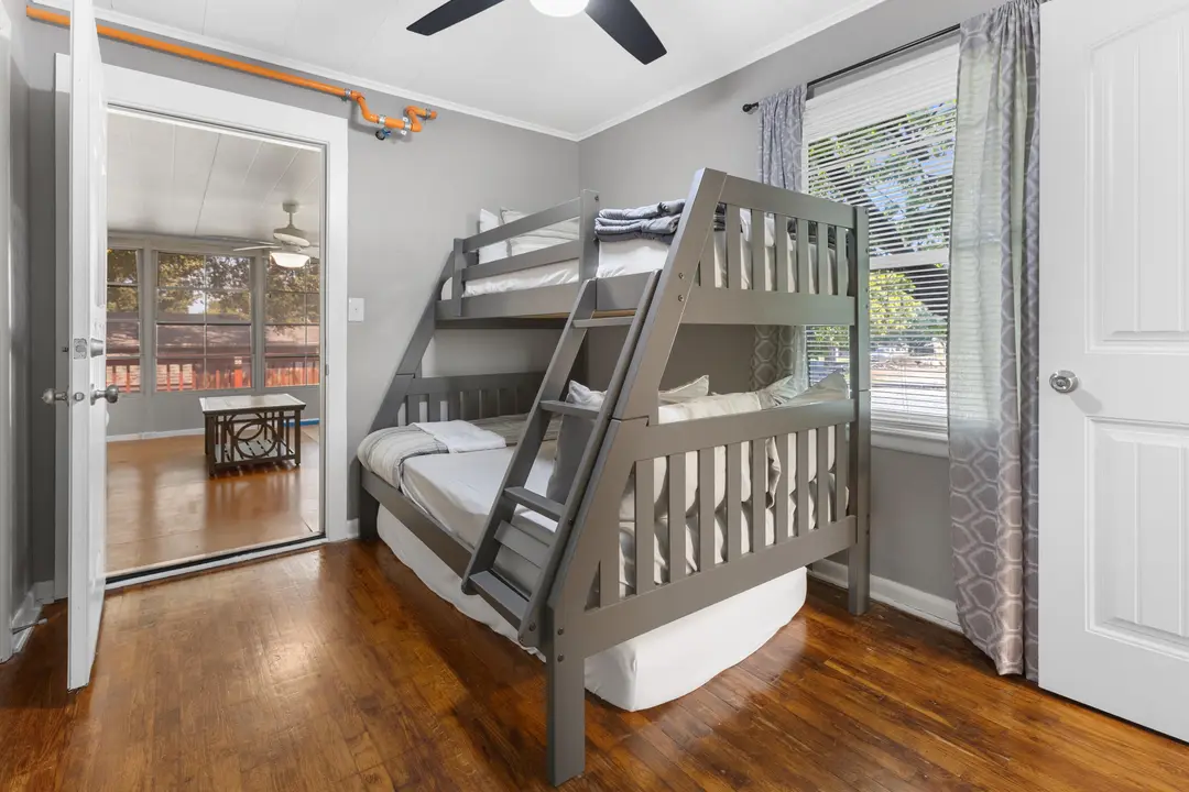 517 W College Street — photo 23