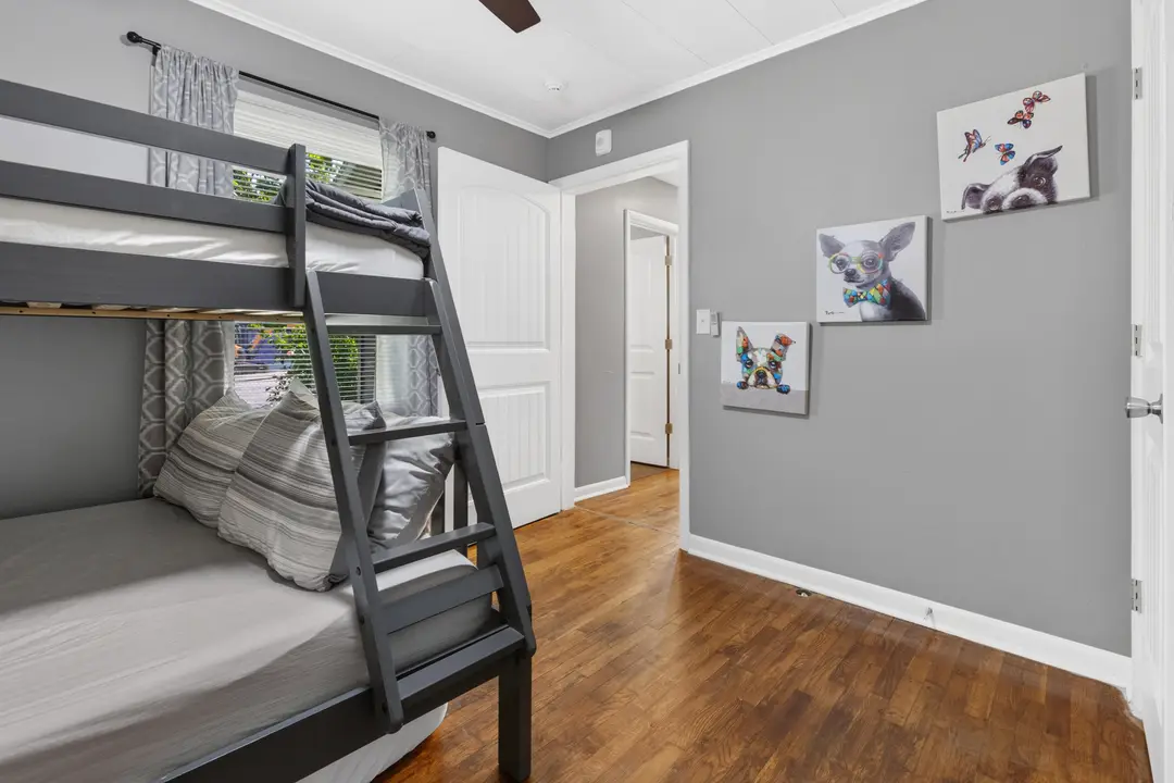 517 W College Street — photo 24