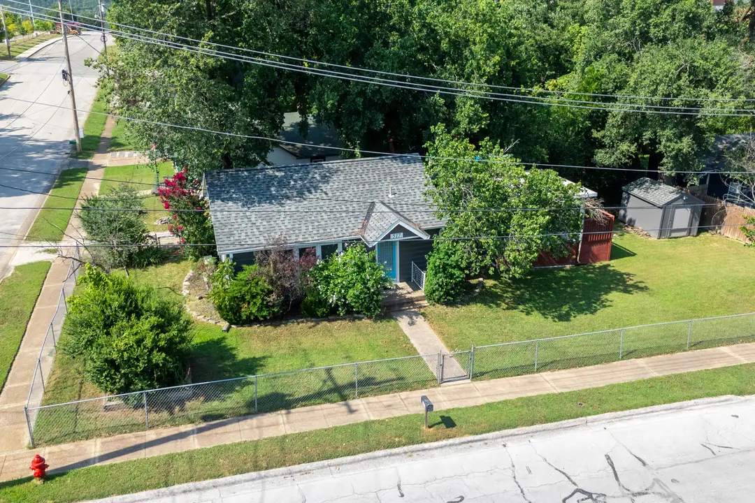 517 W College Street — photo 30