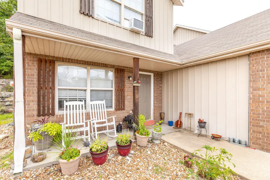 16 Lakeshore Drive — photo 2
