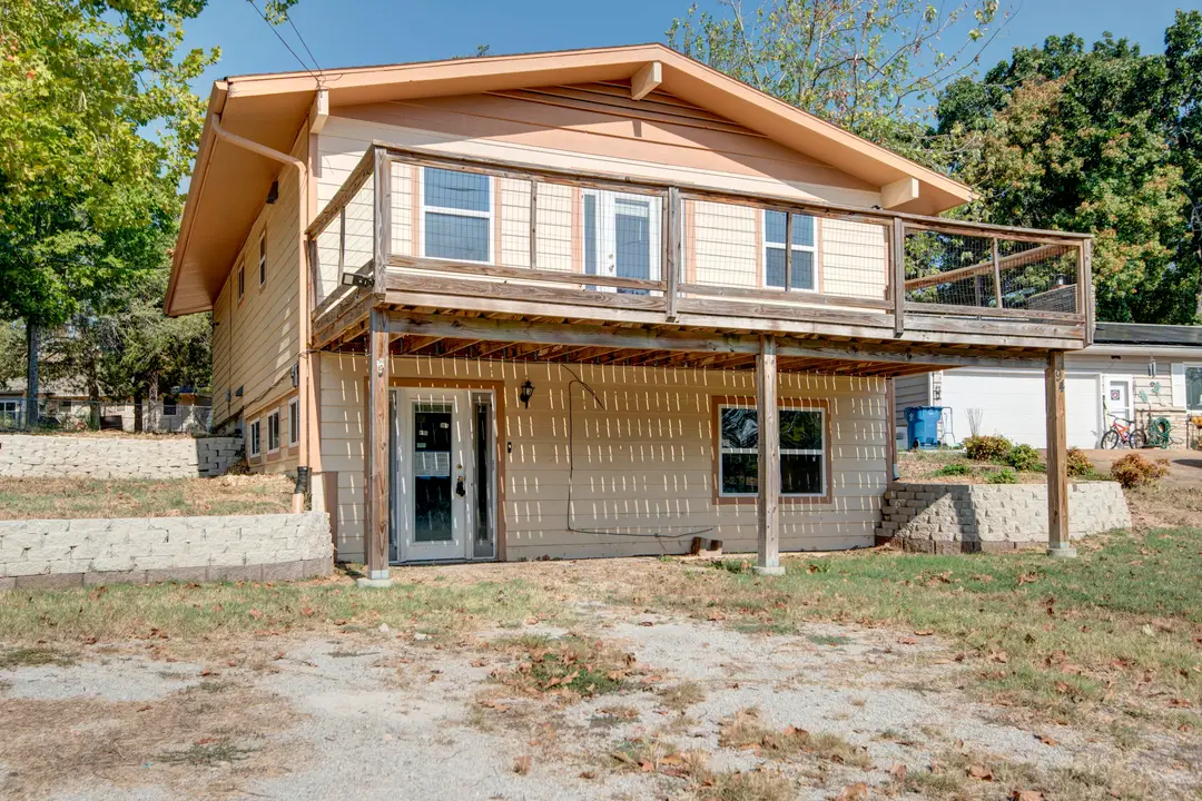 94 Lakeshore Drive — photo 1