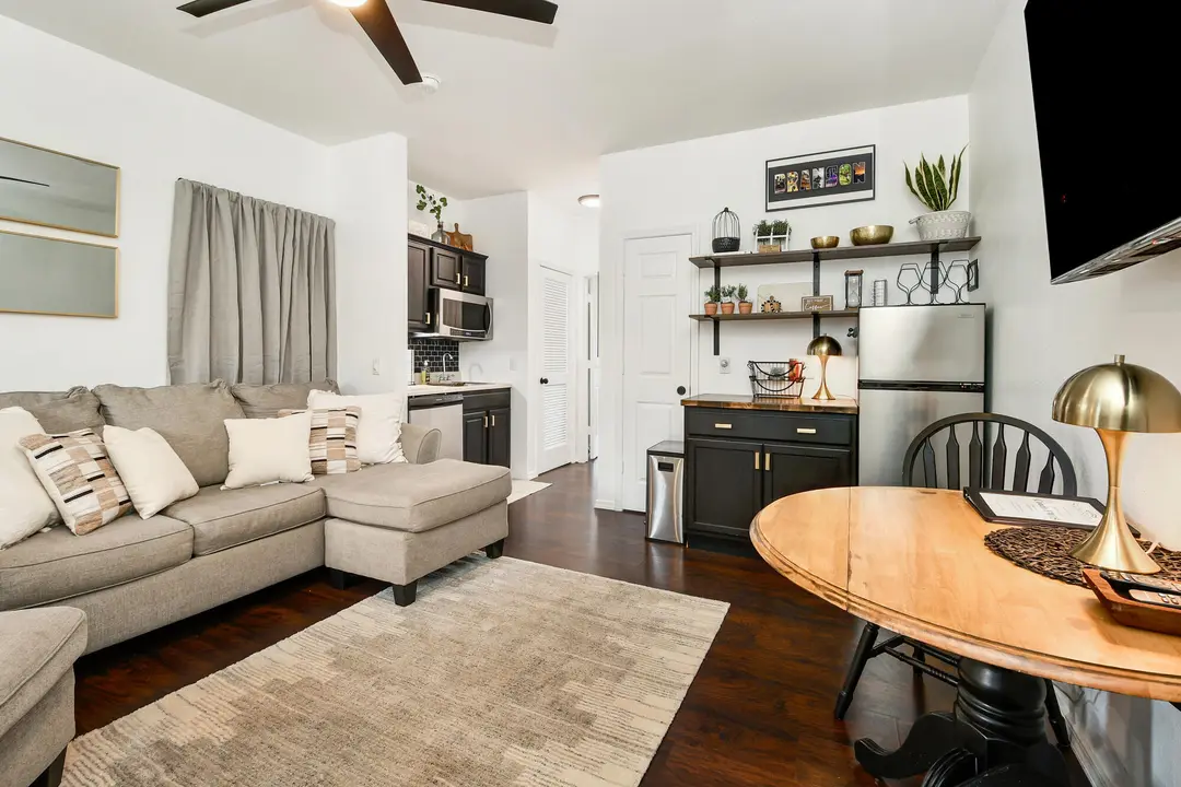 1001 Golf Drive — photo 1