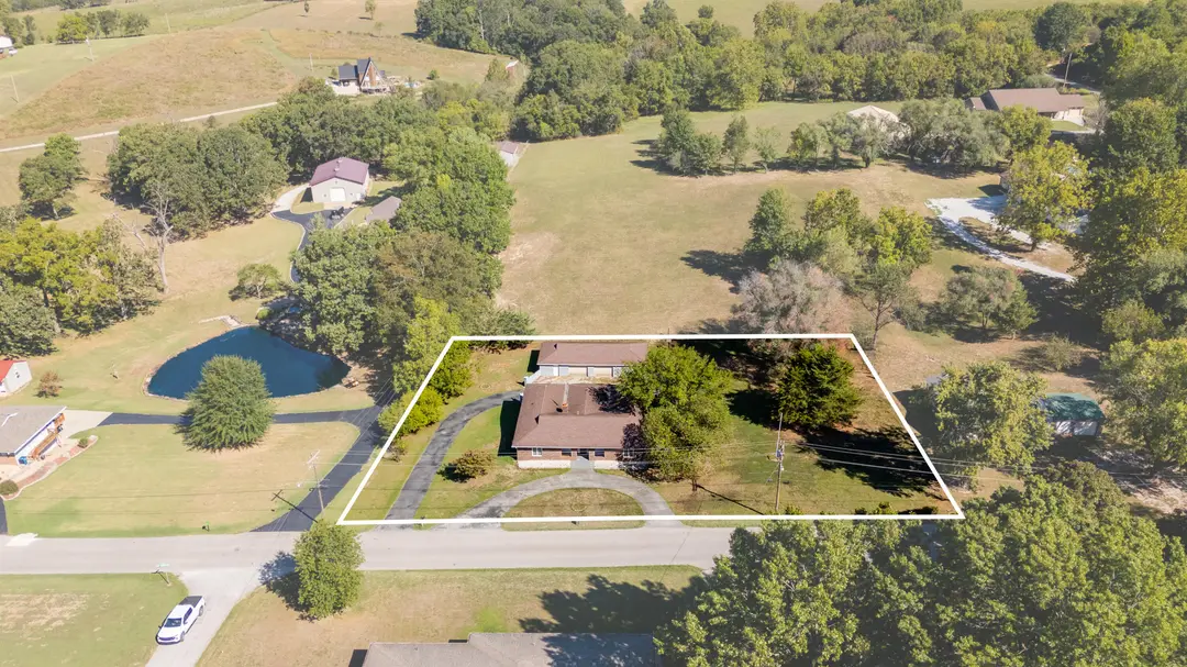 102 E Mockingbird Lane — photo 1