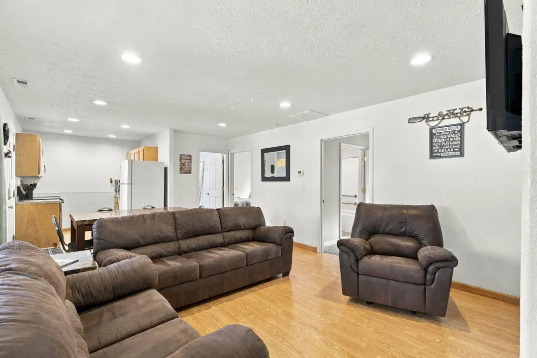 423 Eagle Drive — photo 1
