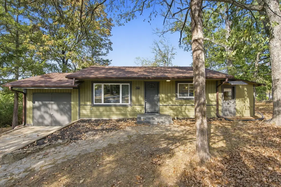 292 Lakeside Drive — photo 1