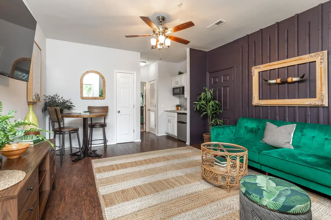 1001 Golf Drive — photo 5