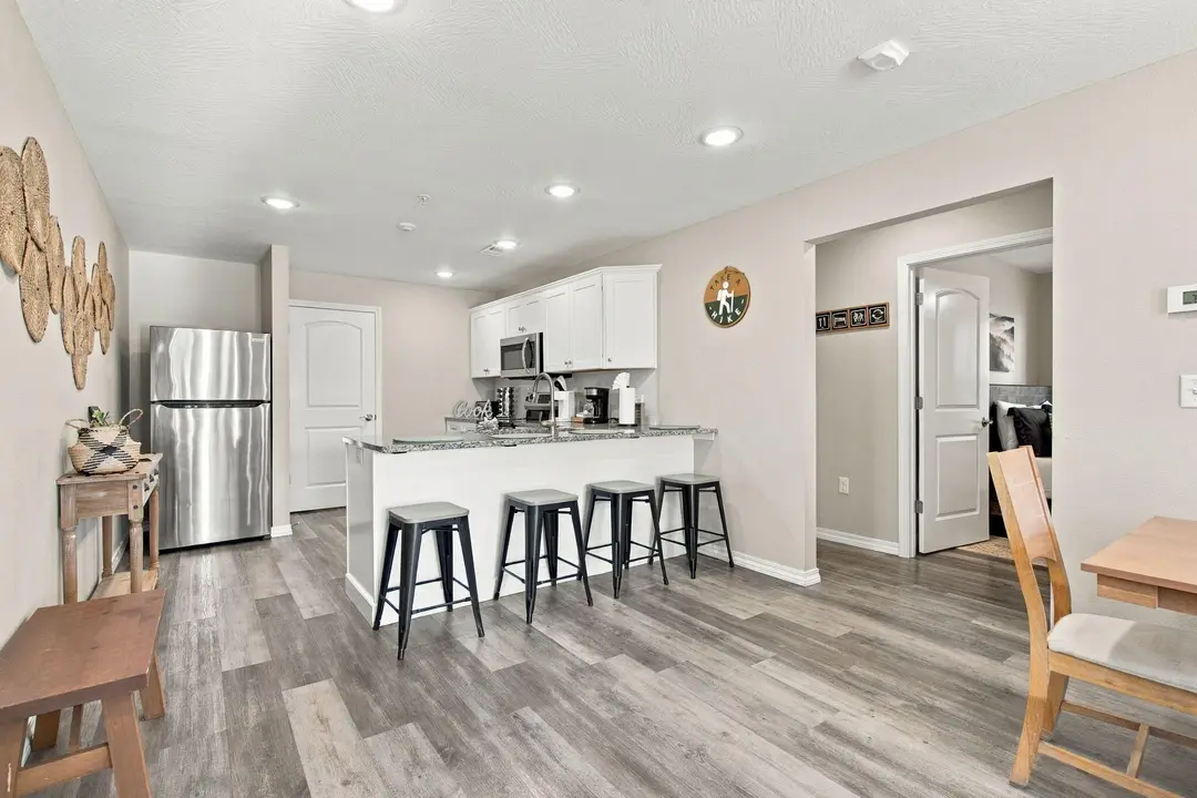 3111 S Vineyards Terrace — photo 3