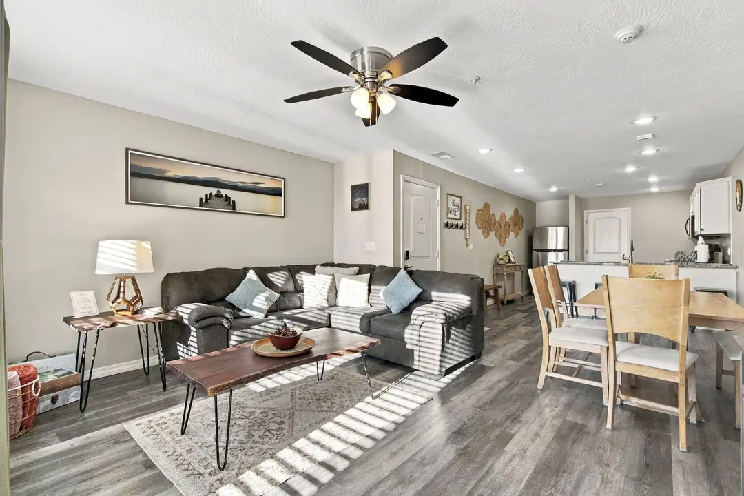 3111 S Vineyards Terrace — photo 1