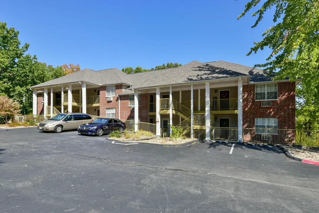 200 Golfview Drive — photo 1