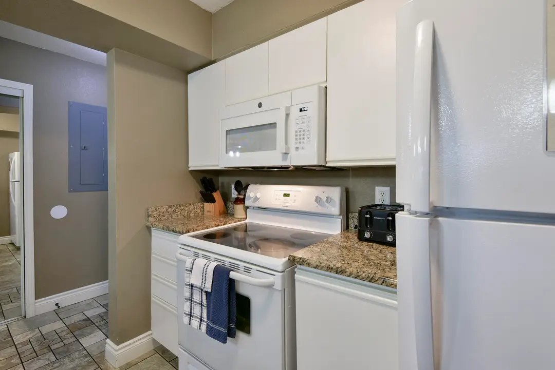 200 Golfview Drive — photo 4