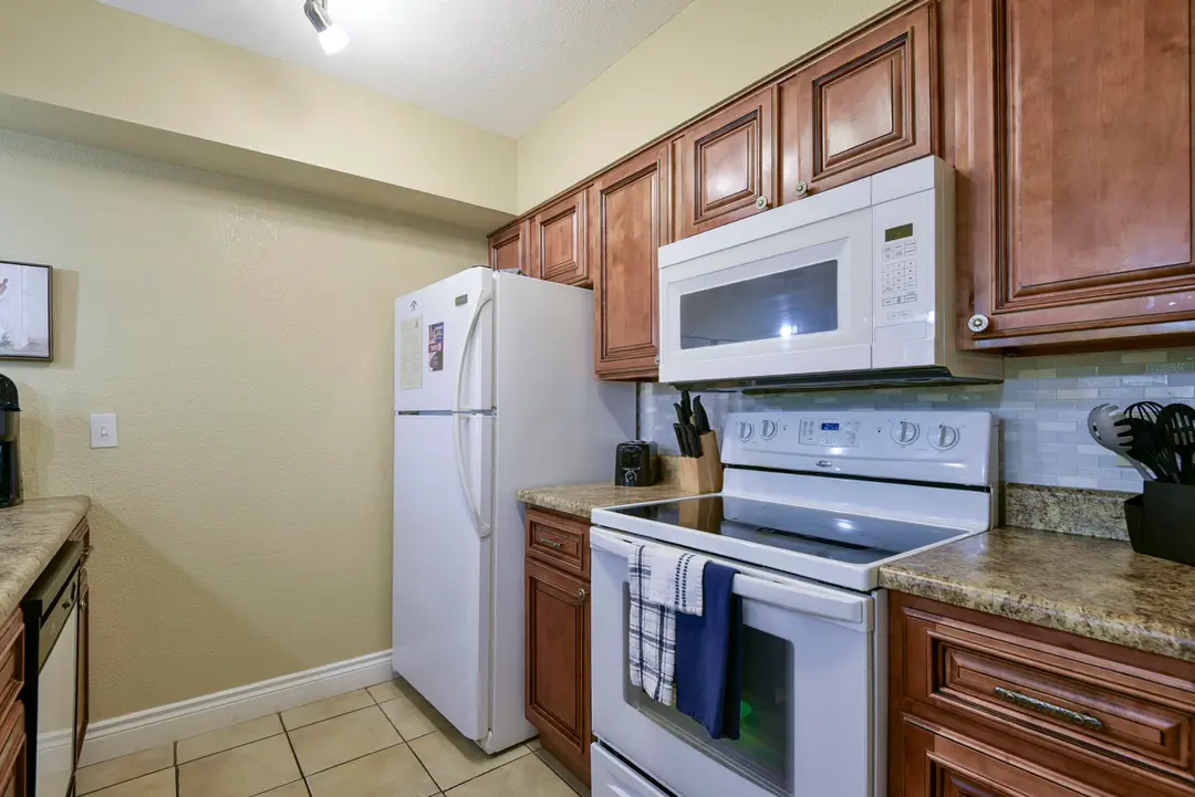 200 Golfview Drive — photo 3