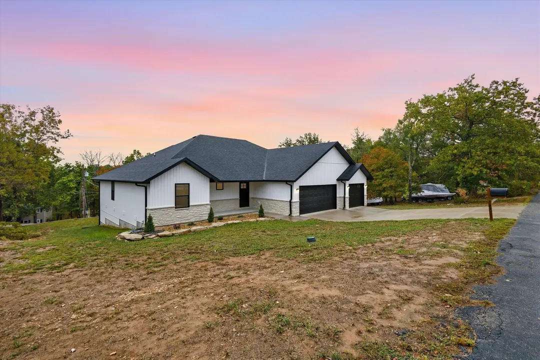 123 Pinewood Drive — photo 1